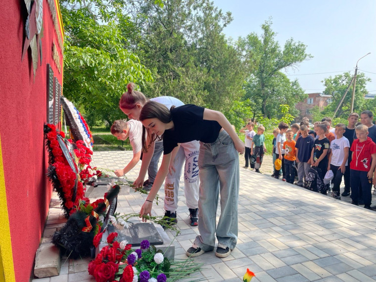 Память жива: школьники почтили героев у обелиска.
